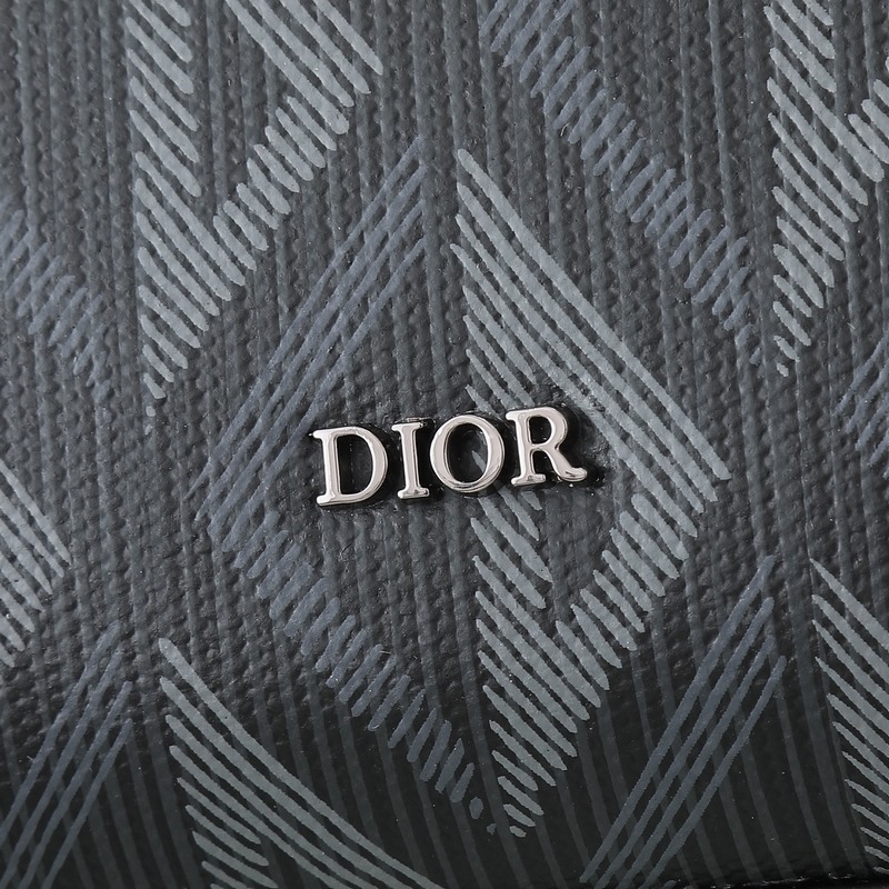 這款手拿包是 Dior 的主打單品。采和黑色 Oblique 印花面料精心制作，