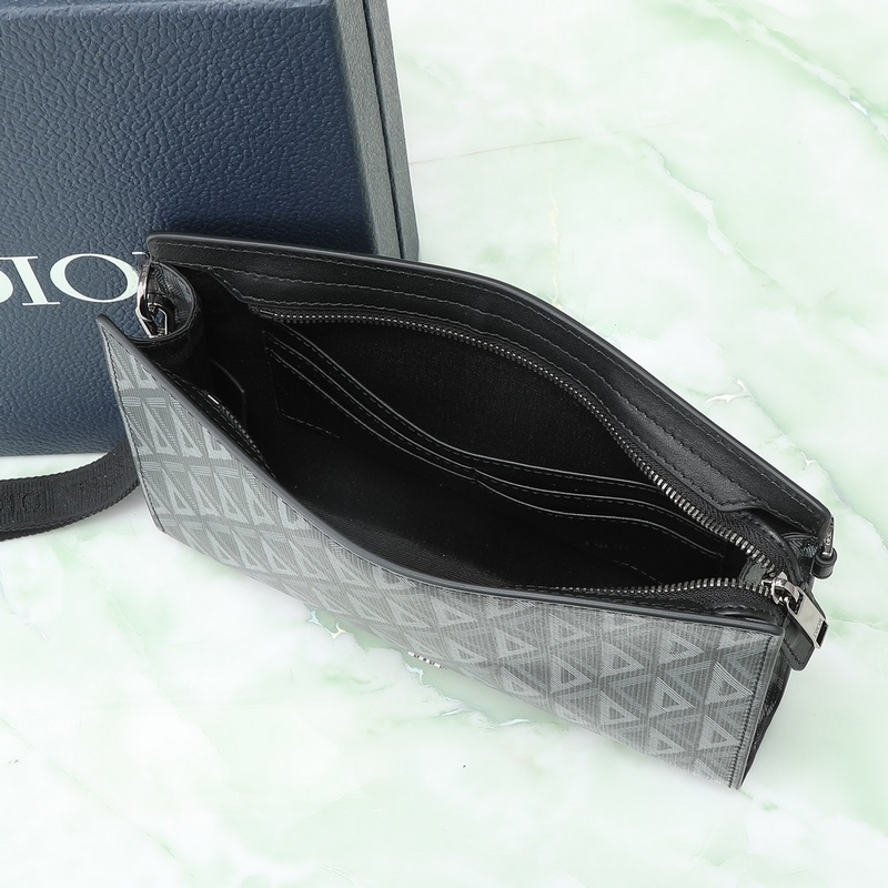 這款手拿包是 Dior 的主打單品。采和黑色 Oblique 印花面料精心制作，