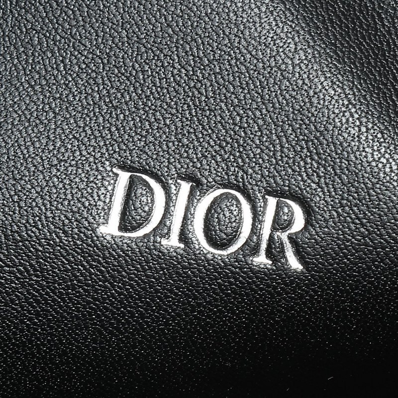 這款手拿包是 Dior 的主打單品。采和黑色 Oblique 印花面料精心制作，