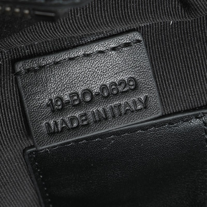 這款手拿包是 Dior 的主打單品。采和黑色 Oblique 印花面料精心制作，