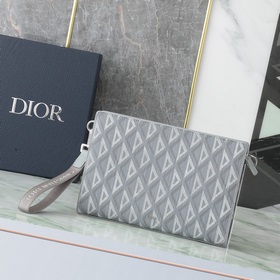 這款手拿包是 Dior 的主打單品。Oblique 灰色面料精心制作，從 Dio