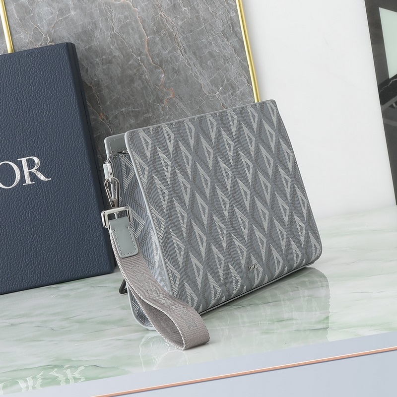 這款手拿包是 Dior 的主打單品。Oblique 灰色面料精心制作，從 Dio