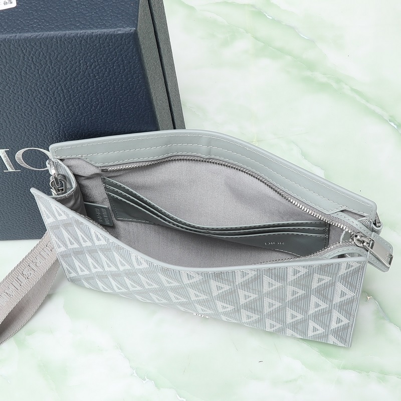 這款手拿包是 Dior 的主打單品。Oblique 灰色面料精心制作，從 Dio