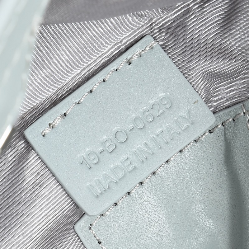 這款手拿包是 Dior 的主打單品。Oblique 灰色面料精心制作，從 Dio