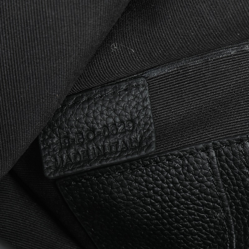 A5 三角形手拿包黑色 Dior Gravity印花效果皮革￥11，500編