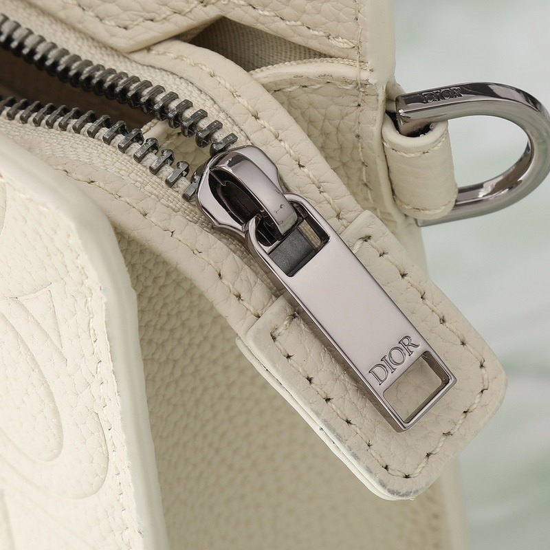 A5 三角形手拿包米色Dior Gravity 印花效果皮革￥11，500編