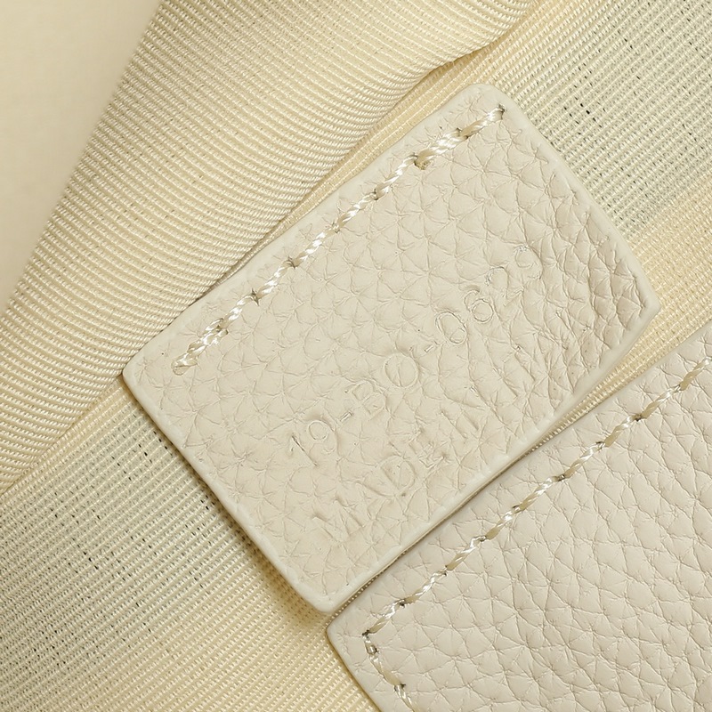 A5 三角形手拿包米色Dior Gravity 印花效果皮革￥11，500編