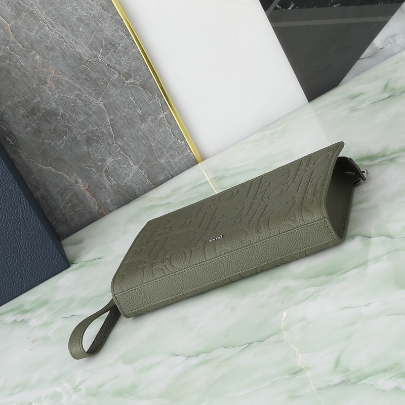 A5 三角形手拿包卡其色Dior Gravity印花效果皮革￥11，500編