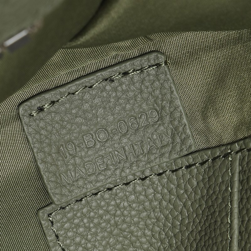 A5 三角形手拿包卡其色Dior Gravity印花效果皮革￥11，500編