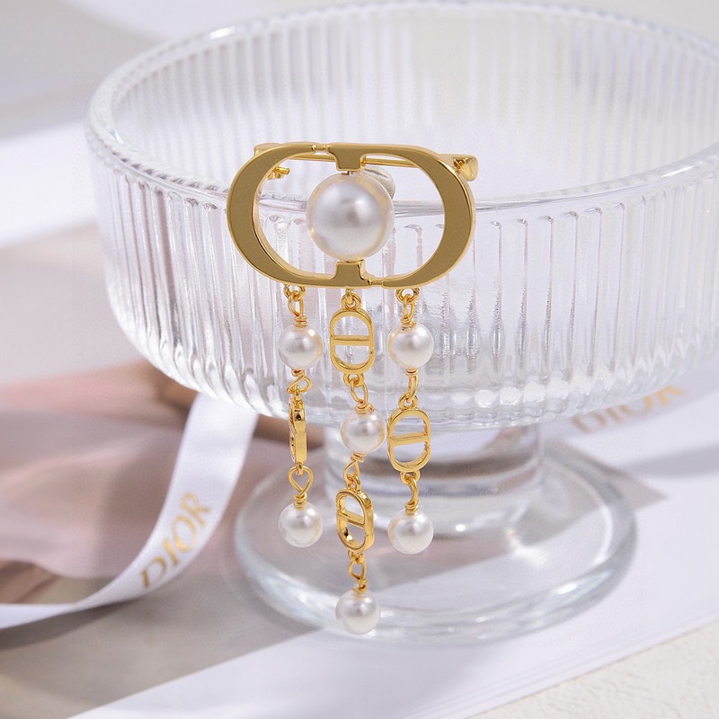 Dior·迪奧 新品字母胸針 金屬質(zhì)感逆襲版字母潮範(fàn)兒搶風(fēng)頭 完全勝任現(xiàn)代年輕人