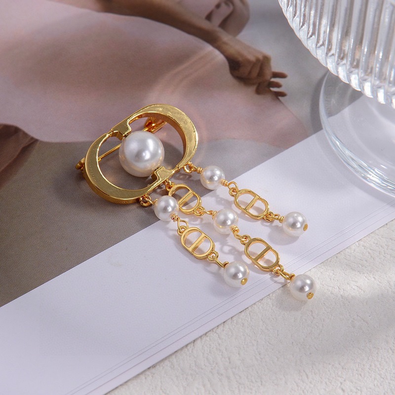 Dior·迪奧 新品字母胸針 金屬質(zhì)感逆襲版字母潮範(fàn)兒搶風(fēng)頭 完全勝任現(xiàn)代年輕人