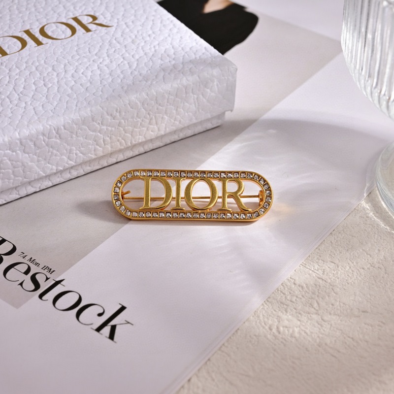 Dior·迪奧 新品胸針。金屬質感逆襲版字母潮範兒搶風頭 完全勝任現代年輕人街拍