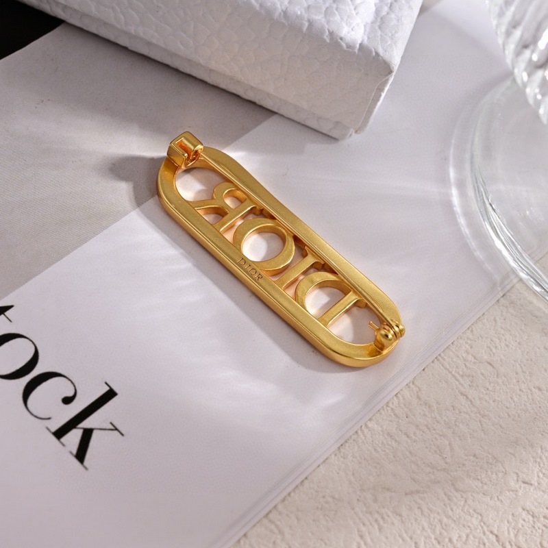 Dior·迪奧 新品胸針。金屬質感逆襲版字母潮範兒搶風頭 完全勝任現代年輕人街拍