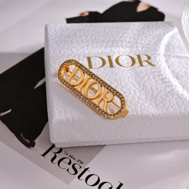 Dior·迪奧 新品胸針。金屬質感逆襲版字母潮範兒搶風頭 完全勝任現代年輕人街拍