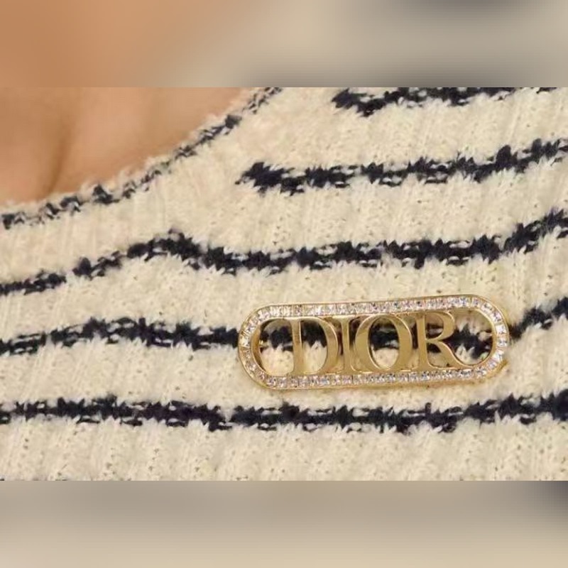 Dior·迪奧 新品胸針。金屬質感逆襲版字母潮範兒搶風頭 完全勝任現代年輕人街拍