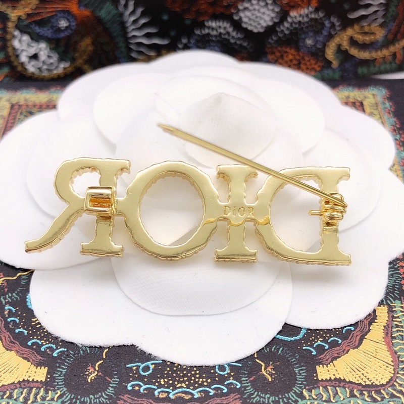 迪奧字母胸針很適合日常搭配， 穿個(gè)小毛衣.衛(wèi)衣.襯衫搭配超好看