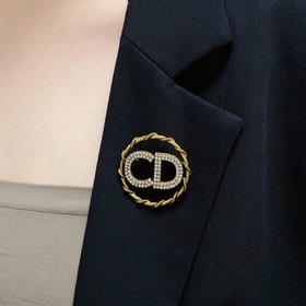 Dior迪奧CD字母滿鑽胸針 專櫃一緻黃銅材質 超級有質感 絕對爆款 一樣材質黃
