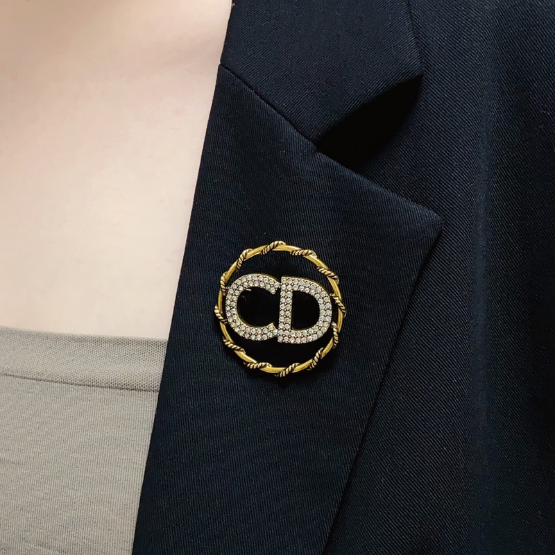 Dior迪奧CD字母滿鑽胸針 專櫃一緻黃銅材質(zhì) 超級有質(zhì)感 絕對爆款 一樣材質(zhì)黃
