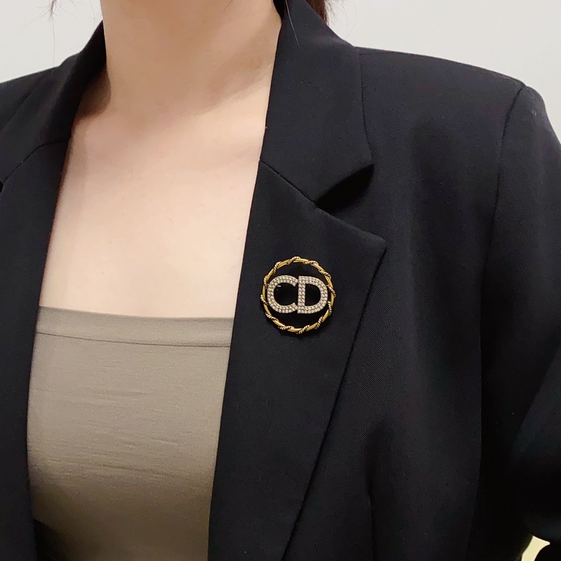 Dior迪奧CD字母滿鑽胸針 專櫃一緻黃銅材質(zhì) 超級有質(zhì)感 絕對爆款 一樣材質(zhì)黃