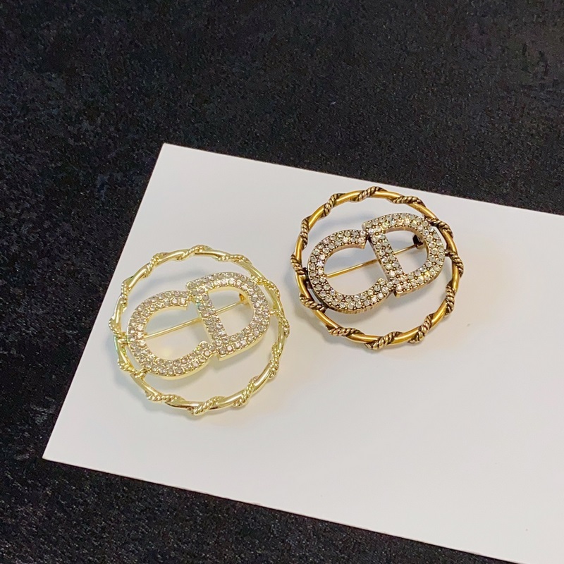 Dior迪奧CD字母滿鑽胸針 專櫃一緻黃銅材質(zhì) 超級有質(zhì)感 絕對爆款 一樣材質(zhì)黃