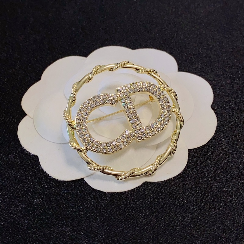 Dior迪奧CD字母滿鑽胸針 專櫃一緻黃銅材質(zhì) 超級有質(zhì)感 絕對爆款 一樣材質(zhì)黃