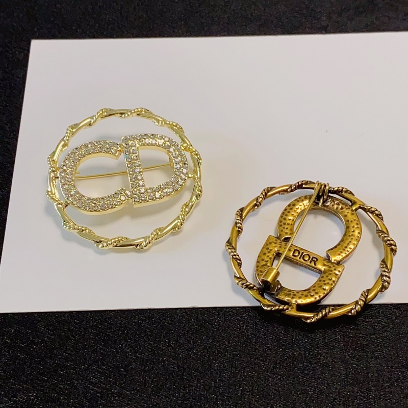 Dior迪奧CD字母滿鑽胸針 專櫃一緻黃銅材質(zhì) 超級有質(zhì)感 絕對爆款 一樣材質(zhì)黃