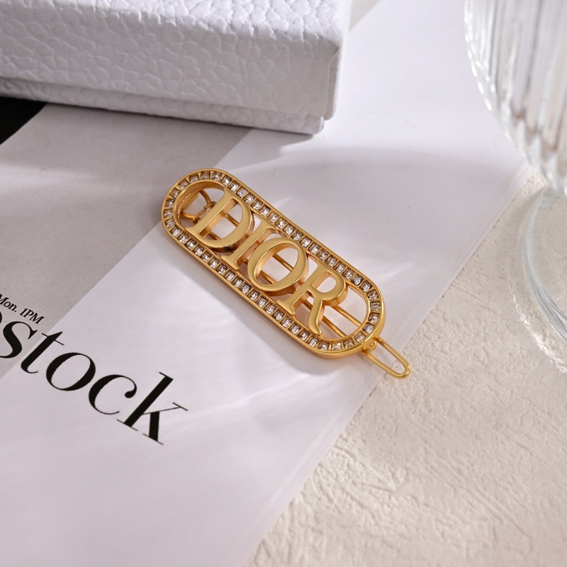 Dior·迪奧胸針。金屬質感逆襲版字母潮範兒搶風頭 完全勝任現代年輕人街拍、度假