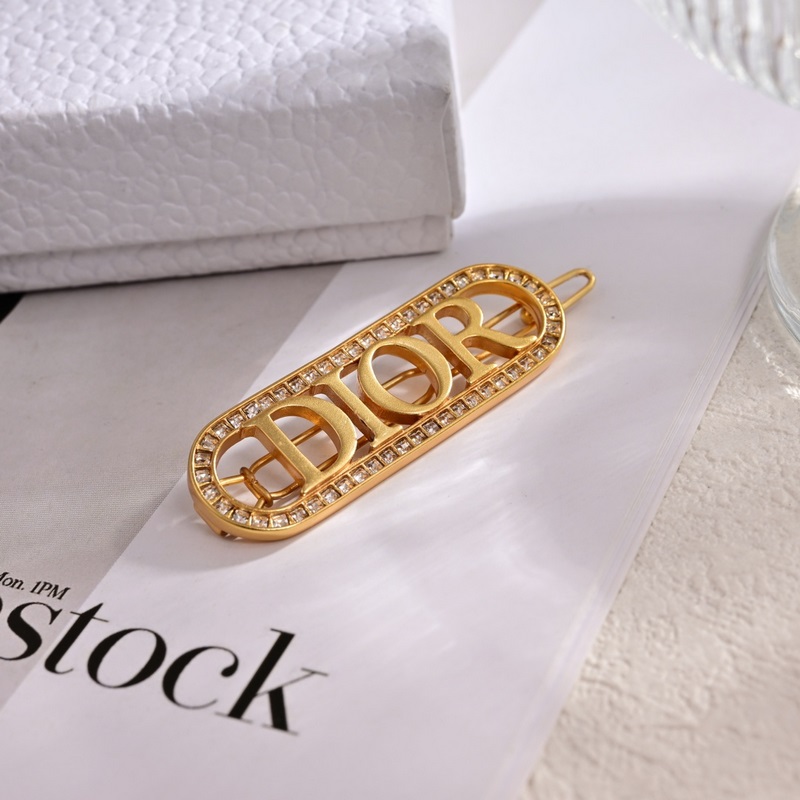 Dior·迪奧胸針。金屬質感逆襲版字母潮範兒搶風頭 完全勝任現代年輕人街拍、度假