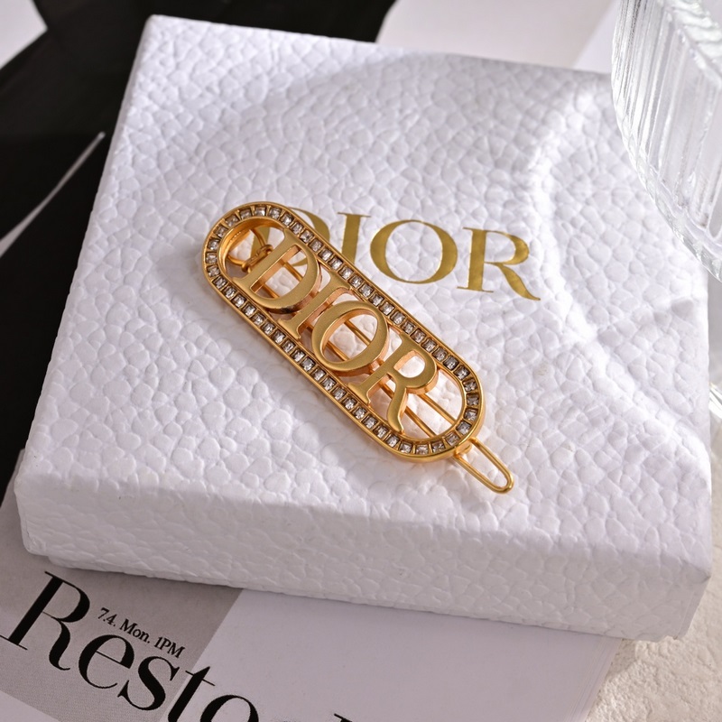 Dior·迪奧胸針。金屬質感逆襲版字母潮範兒搶風頭 完全勝任現代年輕人街拍、度假