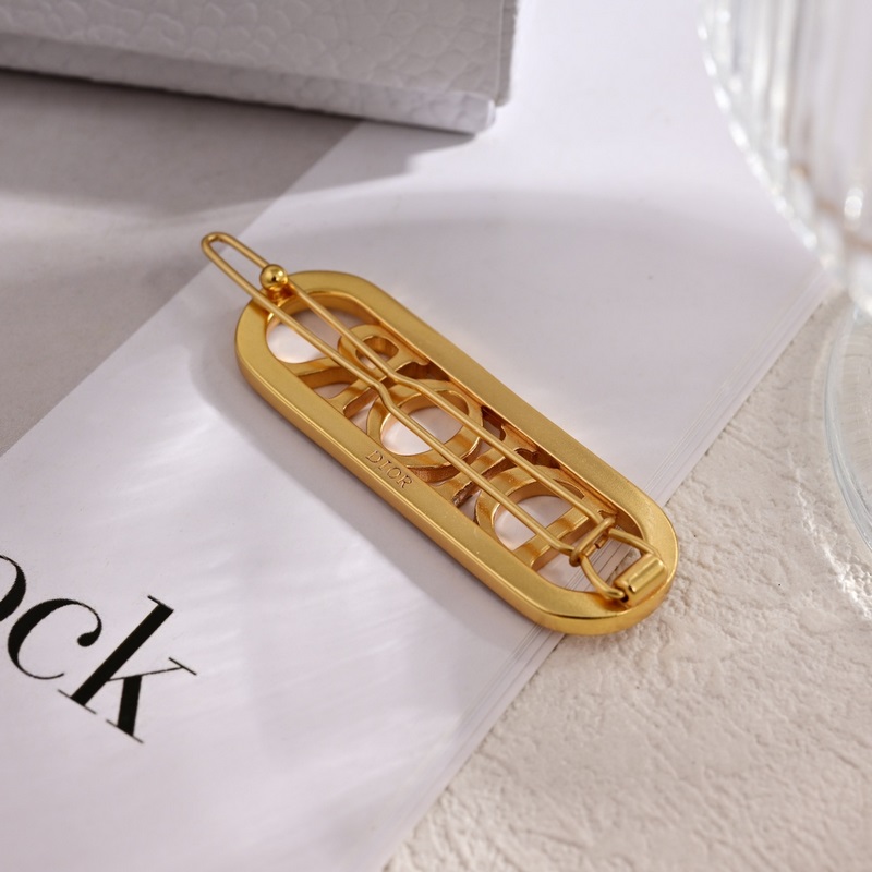 Dior·迪奧胸針。金屬質感逆襲版字母潮範兒搶風頭 完全勝任現代年輕人街拍、度假