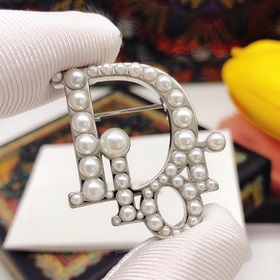 新款DIOR迪奧字母胸針 專櫃一緻黃銅材質 超級有質感