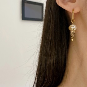 古馳冰淇淋 ed Gucci戒指新款GG冰淇淋耳朵 造 型再現于耳環之上，亞金戒