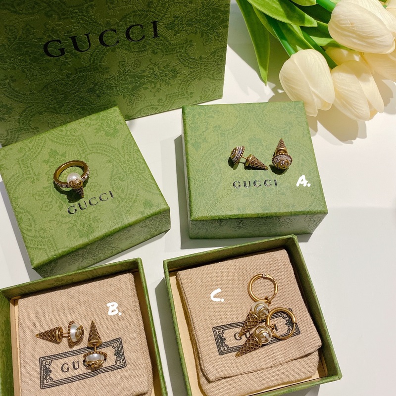 古馳冰淇淋 ed Gucci戒指新款GG冰淇淋耳朵 造 型再現于耳環之上，亞金戒
