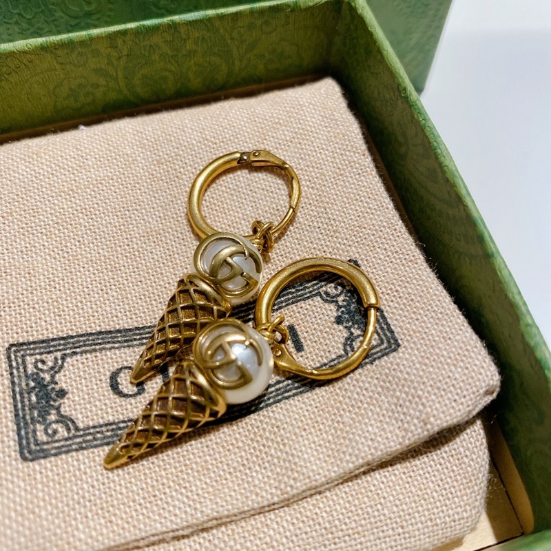 古馳冰淇淋 ed Gucci戒指新款GG冰淇淋耳朵 造 型再現于耳環之上，亞金戒