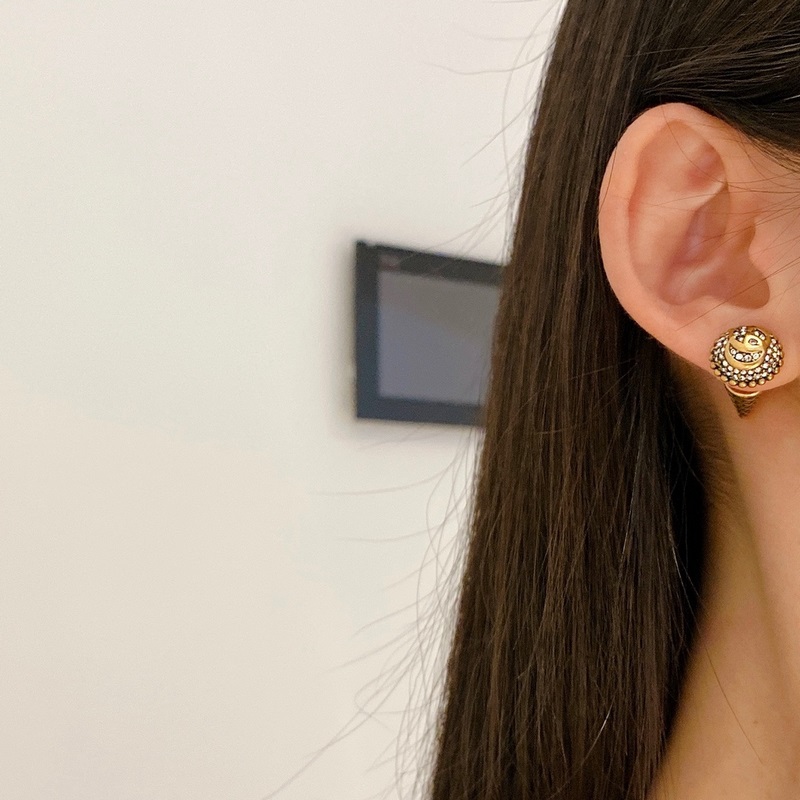 古馳冰淇淋 ed Gucci戒指新款GG冰淇淋耳朵 造 型再現于耳環之上，亞金戒