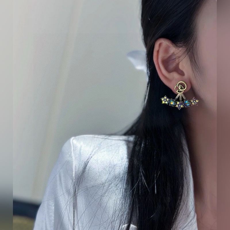Gucci雙G古馳耳釘 作為品牌的標志性元素，運用品牌首字母以別緻的方式呈現。金