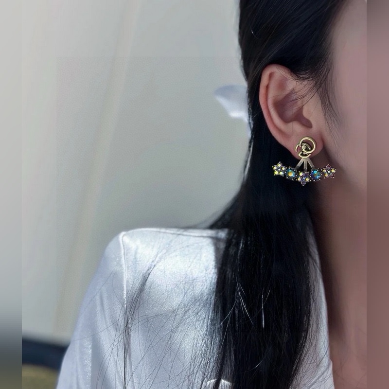 Gucci雙G古馳耳釘 作為品牌的標志性元素，運用品牌首字母以別緻的方式呈現。金