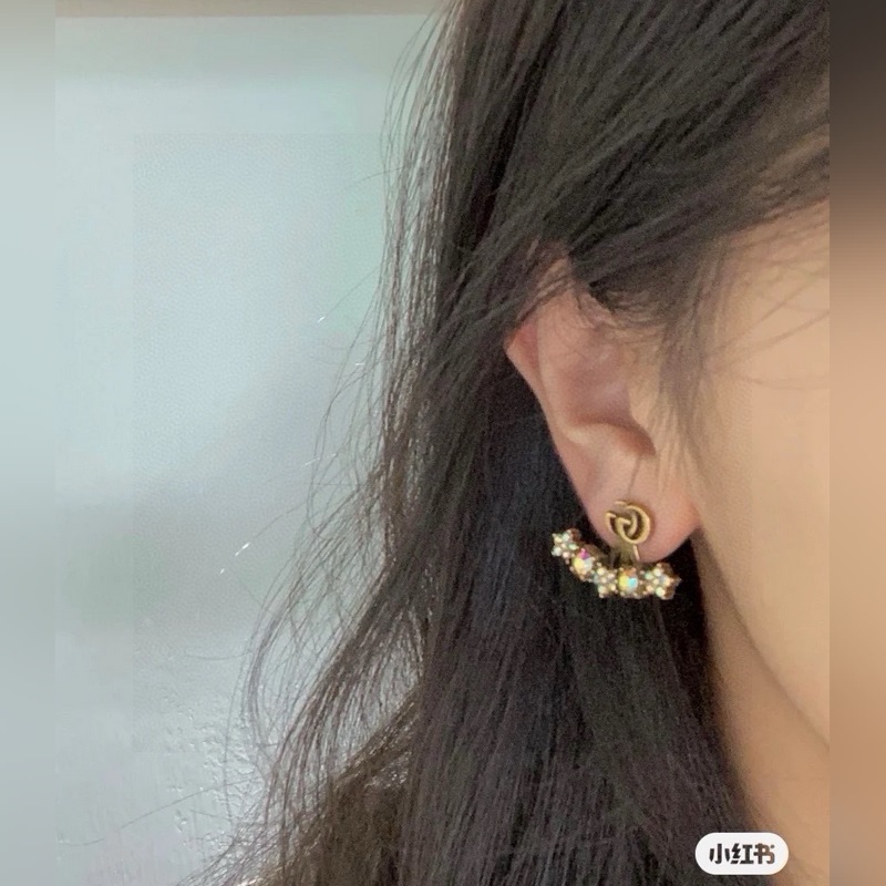 Gucci雙G古馳耳釘 作為品牌的標志性元素，運用品牌首字母以別緻的方式呈現。金