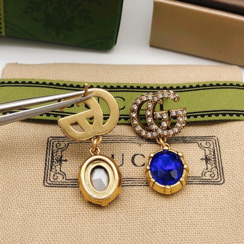 Gucci古馳 雙G藍色耳釘 超有辨識度的雙G logo加上一顆大大的寶石 不同