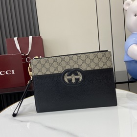 飾鏤空互扣式雙G收納袋。這款收納袋綴飾鏤空皮革互扣式雙G細節，巧妙搭配GG Su