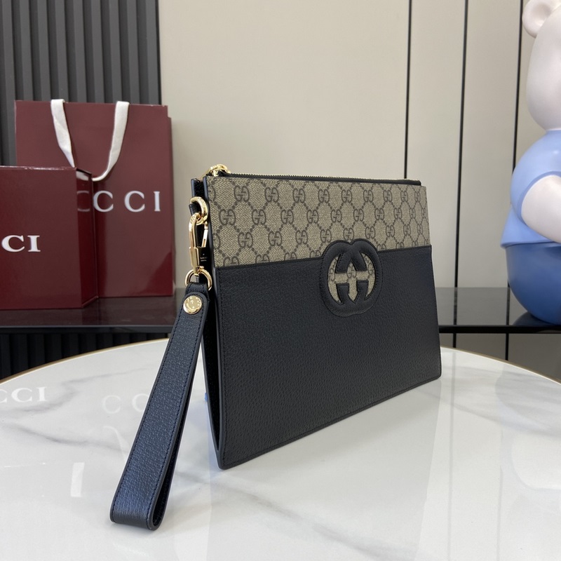 飾鏤空互扣式雙G收納袋。這款收納袋綴飾鏤空皮革互扣式雙G細節，巧妙搭配GG Su