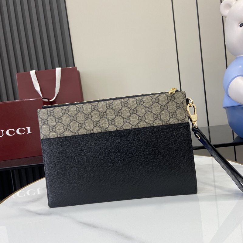 飾鏤空互扣式雙G收納袋。這款收納袋綴飾鏤空皮革互扣式雙G細節，巧妙搭配GG Su