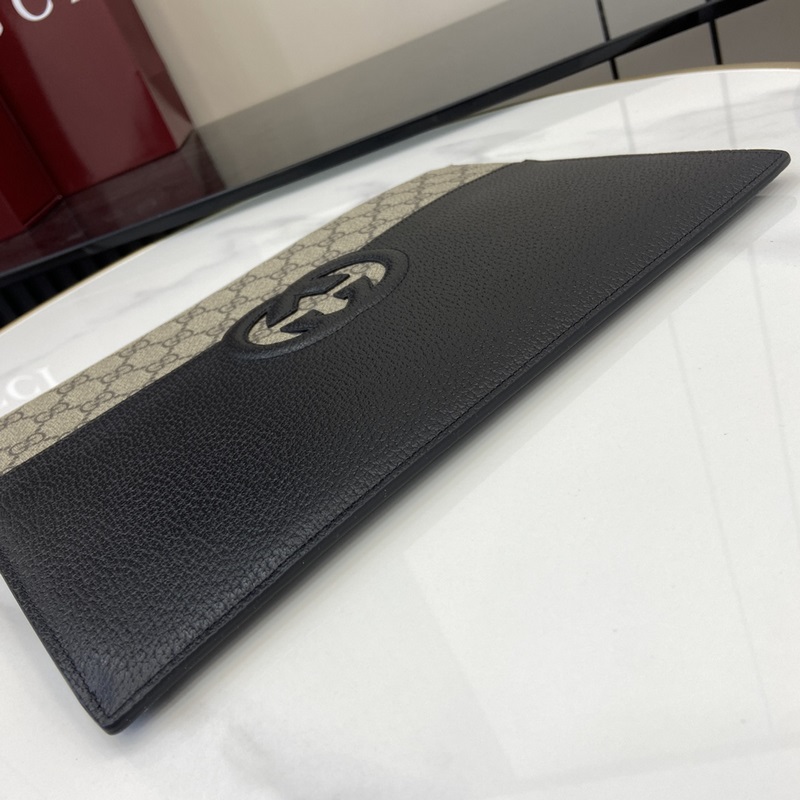 飾鏤空互扣式雙G收納袋。這款收納袋綴飾鏤空皮革互扣式雙G細節，巧妙搭配GG Su