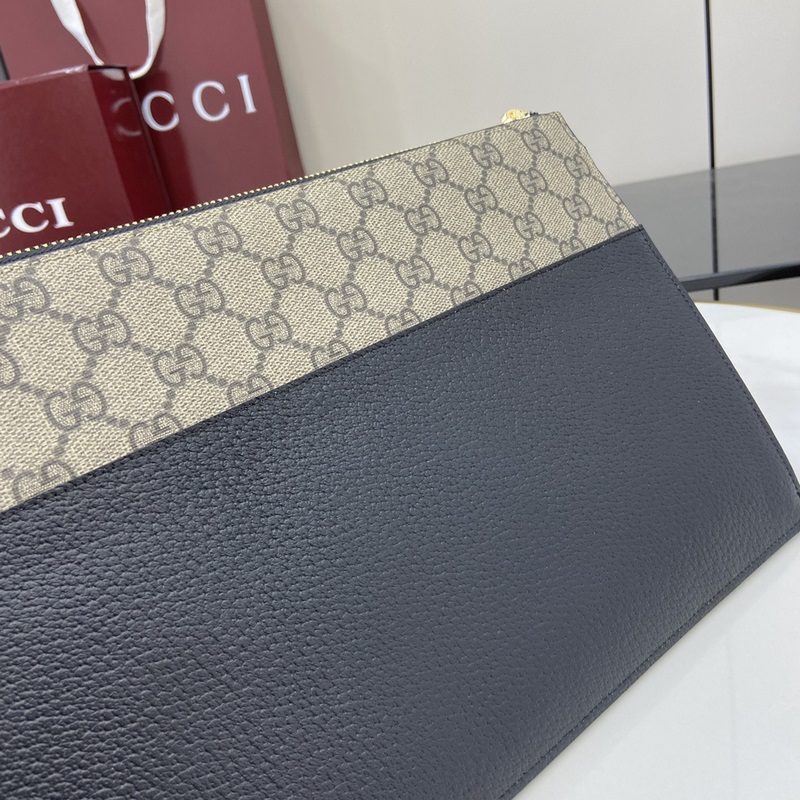 飾鏤空互扣式雙G收納袋。這款收納袋綴飾鏤空皮革互扣式雙G細節，巧妙搭配GG Su