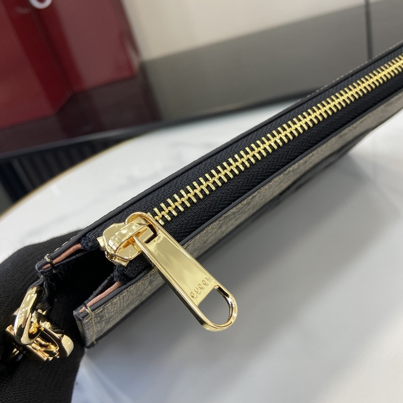 飾鏤空互扣式雙G收納袋。這款收納袋綴飾鏤空皮革互扣式雙G細節，巧妙搭配GG Su