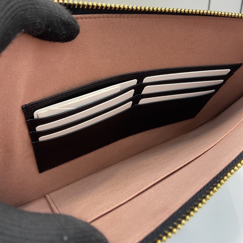 飾鏤空互扣式雙G收納袋。這款收納袋綴飾鏤空皮革互扣式雙G細節，巧妙搭配GG Su