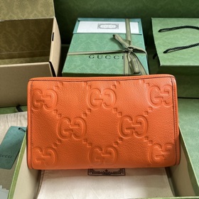 超級雙G手拿包 GG印花壓紋將小件日用單品打造成時尚日常配飾。新穎的紋理與飾面在