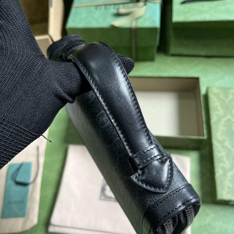 超級雙G差旅文件包。黑色超級雙G設計于2023早秋系列中耀眼回歸，精彩演繹多款小