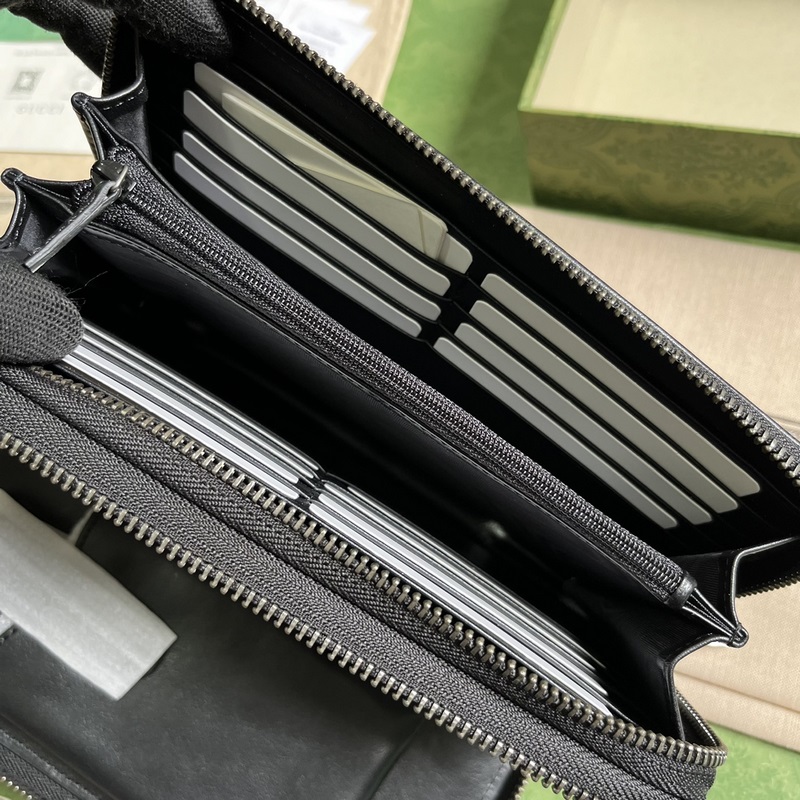 超級雙G差旅文件包。黑色超級雙G設計于2023早秋系列中耀眼回歸，精彩演繹多款小