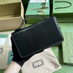 超級雙G差旅文件包。黑色水晶超級雙G設計于2023早秋系列中耀眼回歸，精彩演繹多